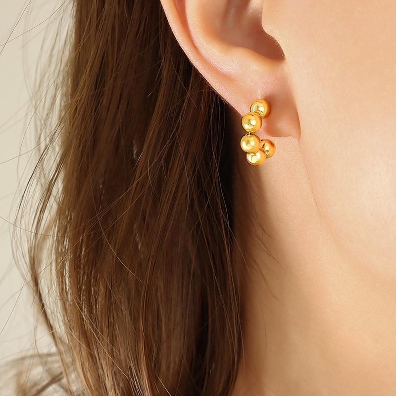 European & American Retro Round Bead Splicing C-Shaped Earrings for Women, Niche Titanium Steel 18K Gold-Plated Design (F402)