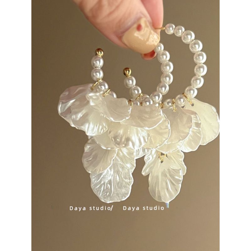 French Vintage Shell Pearl Petal Fringed Earrings Female Accessible Luxury Fancy Long High Profile Ear Studs Earrings