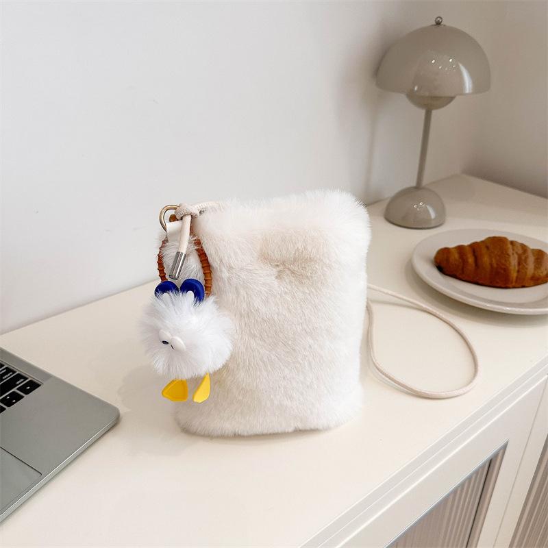 

Autumn and winter new plush change messenger bag lipstick mobile phone shoulder card bag cute fluff bag Height 22 17.5 Bottom thickness 5cm белый