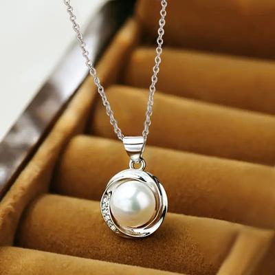 Ciondolo Perla Bianca Singola Avvolta a Spirale Pietra Parzialmente Incastonata Catena Sottile Gioiello da Collo da Donna