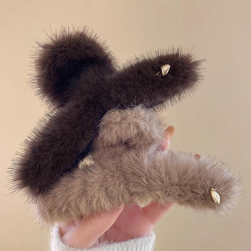 Large Plush Hair Claw Autumn/Winter 2026 New Women's Hair Accessories High-End Feel Shark Claw Hairpin Fashionable Hair Accessor