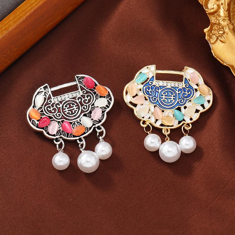 Chinese Style Pearl Tassel Gold Hollowed Peace Lock Brooches Women'S Vintage Luxury Exquisite Wedding Accessories Gift
