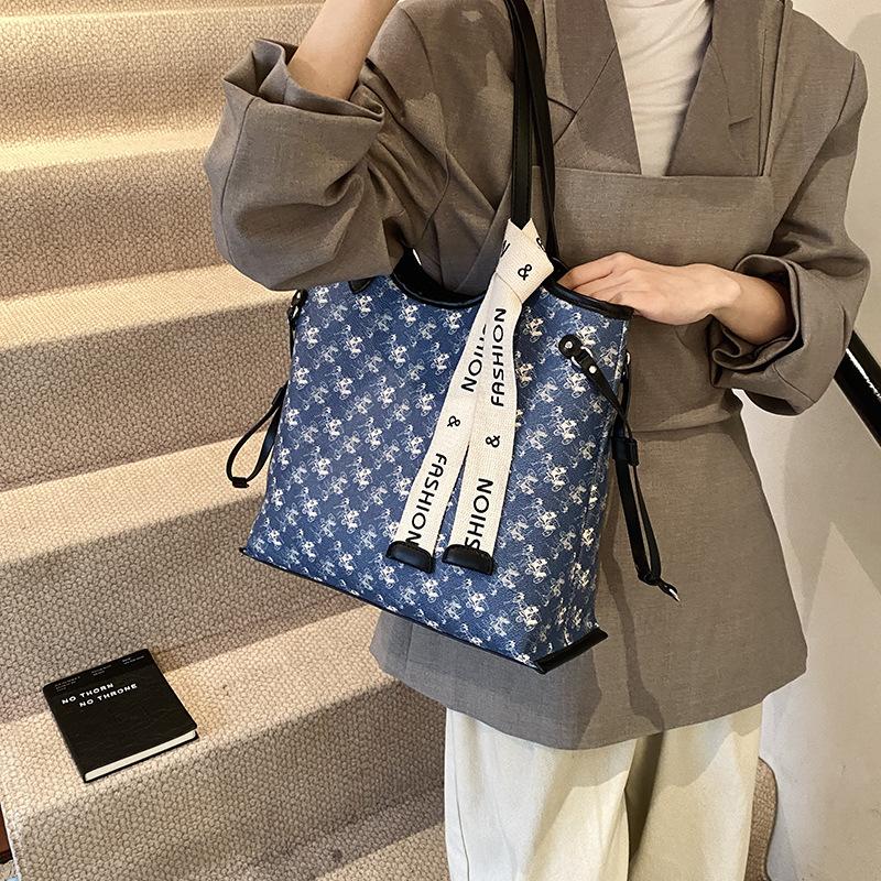 High value bag female versatile 2025 commuter large capacity Internet celebrity tote bag new fashion senior shoulder bag