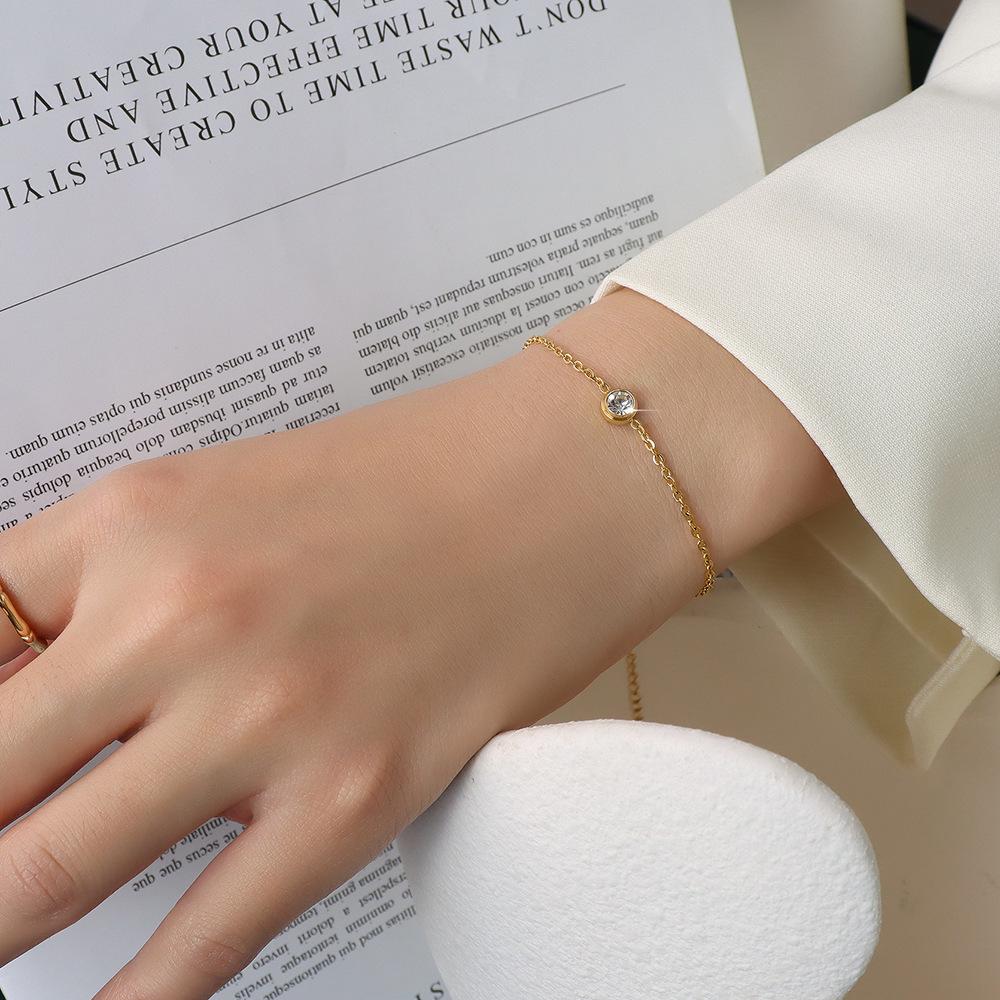 

Браслет из титановой стали с покрытием из 18-каратного золота и одним бриллиантом, в европейском и американском стиле, не выцветающий