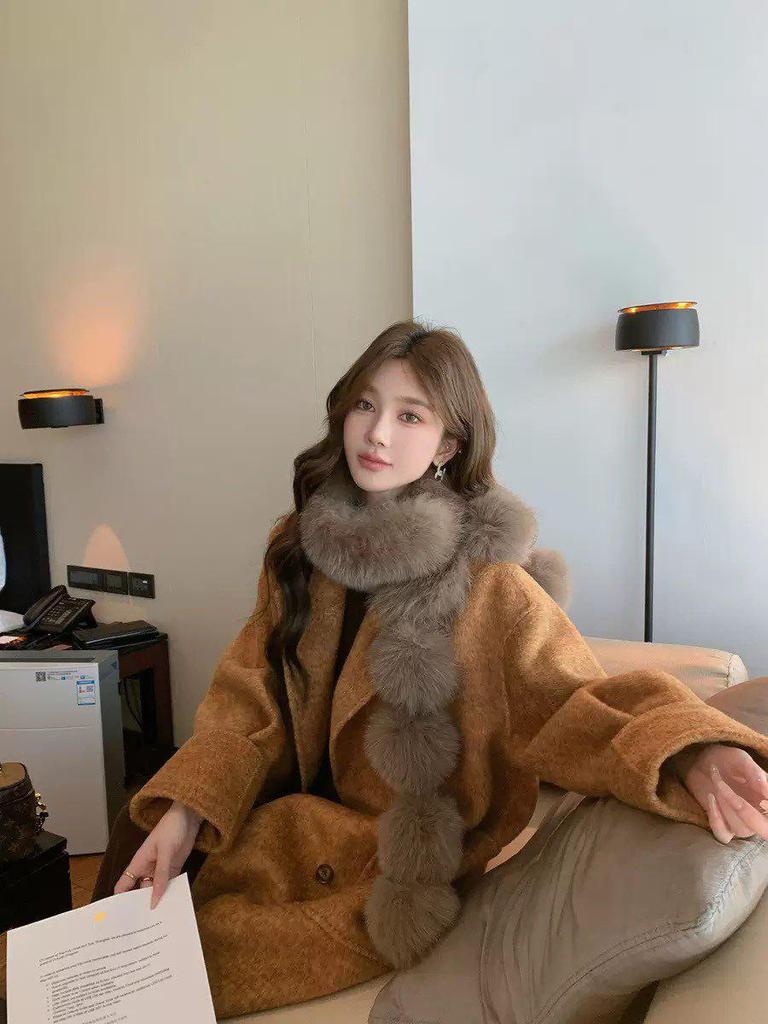 Magnetic Faux Fox Fur Scarf with Pom-Poms - Double-Sided Plush Shawl for Autumn/Winter.