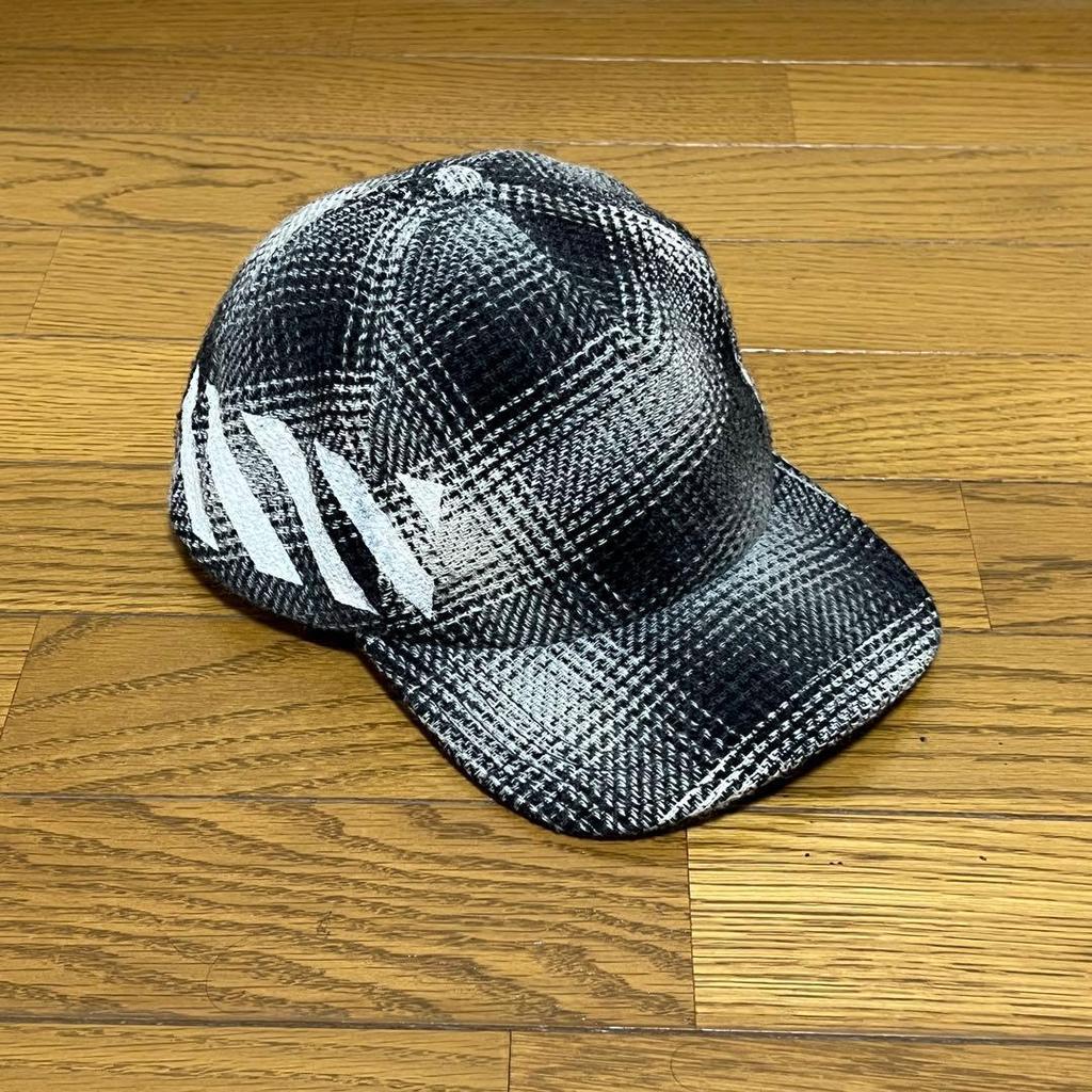 Used off-white Eastland tag plaid cap off-white