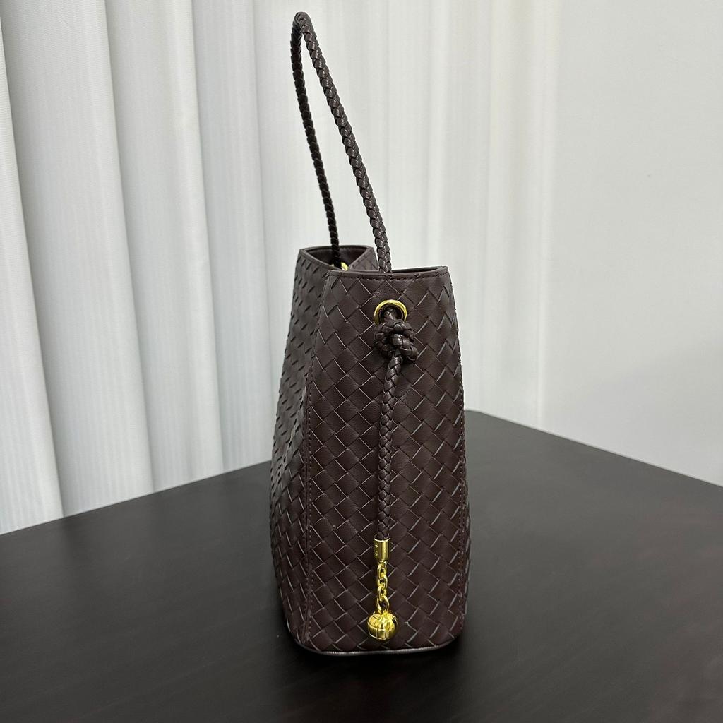 2025 New medieval fashion versatile leather square shoulder underarm crossbody tote bag woven bag hand bucket bag