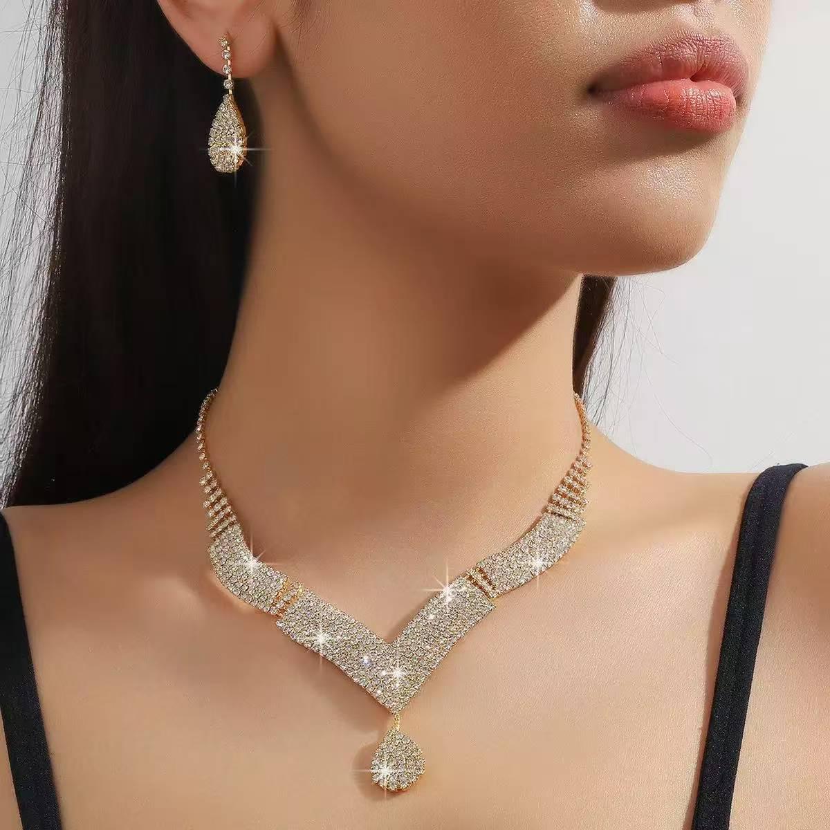 

Роскошный V-образный свадебный набор из колье и серег с бриллиантами золотой