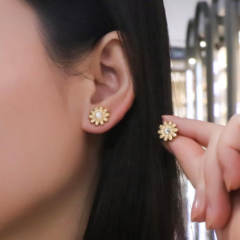 Luxurious Four-Leaf Clover Stud Earrings: European-American Style, Fashionable and Unique Design for Women
