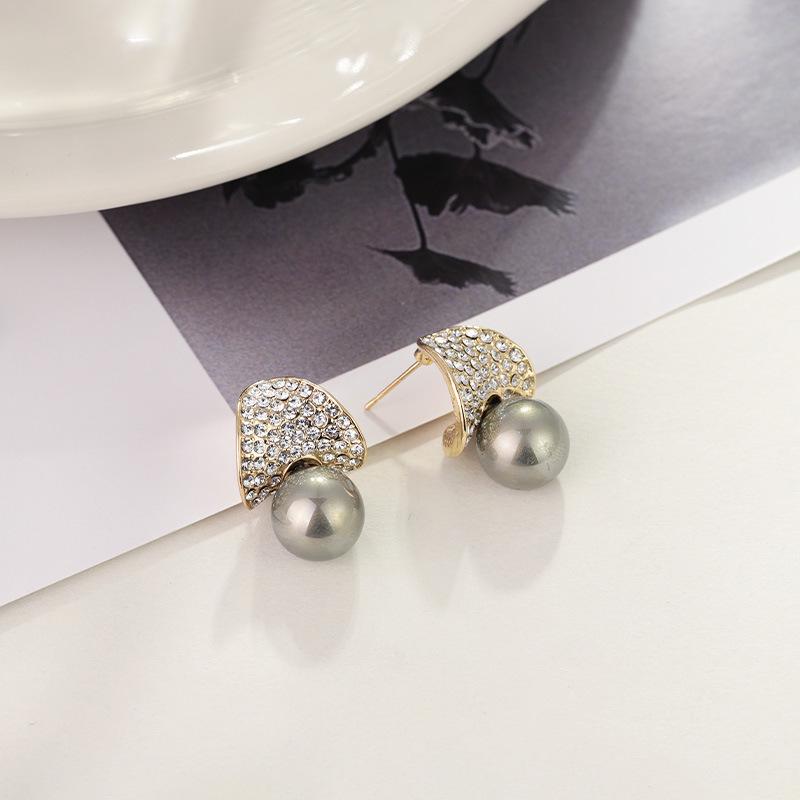 

Korean Minimalist Diamond Pearl Stud Earrings - Luxury, Versatile, High-End Silver Needle Design