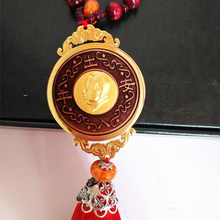 Sandelholz-Autoanhänger und Holzkunsthandwerk-Souvenirs von Chairman Mao werden als Geschenke verkauft.