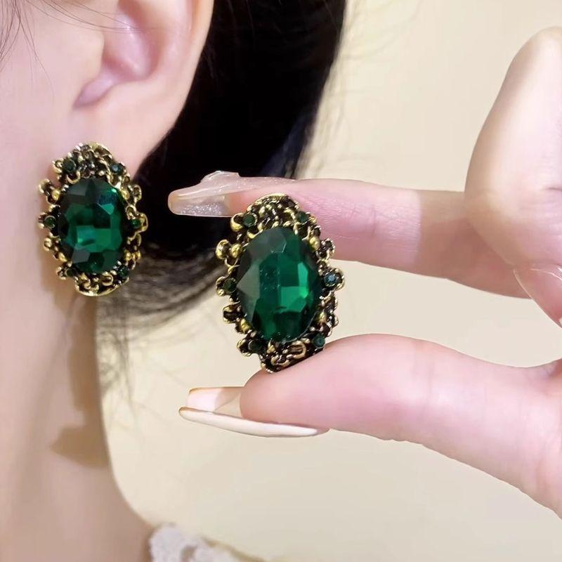 

Серьги для женщин Ретро Изумрудные Высокопрофильные и Щедрые Серьги с серебряным штифтом 2025 Новый год Новое поступление Высококлассные Элегантные Серьги тяжелой промышленности Pair of Emerald Crystal Stud Earrings