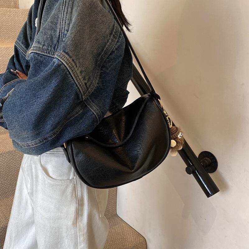 Retro Popular Bag Women's New Niche Design Commuter Shoulder Bag High-end Fashion Messenger Dumpling Bag
