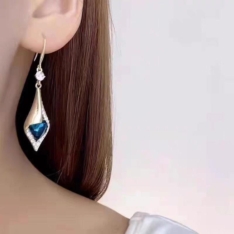 Fashionable diamond-shaped earrings