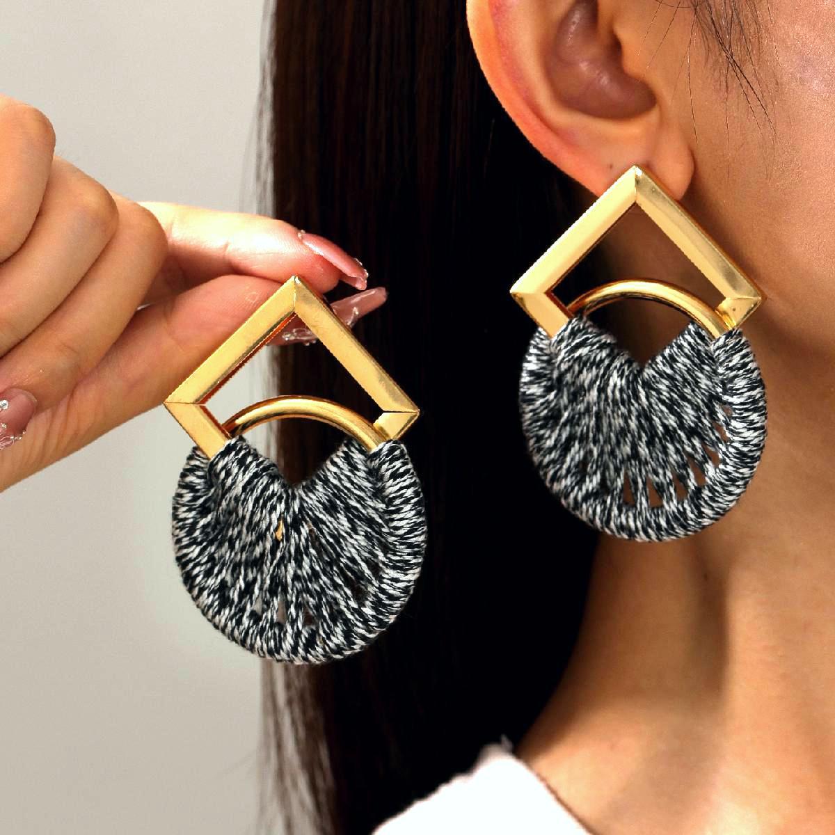 

Модные серьги-подвески для женщин серый