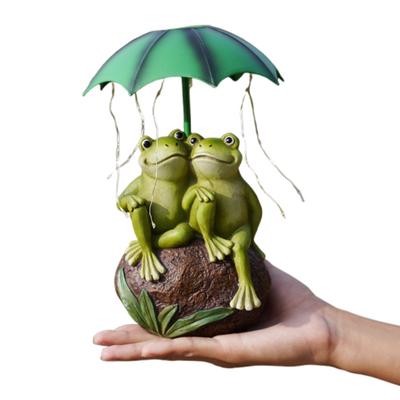 Frog Couple Solar Light Durable Resin Construction Waterproof UV Resistant Frog Holding Umbrella Sculpture with LED Light