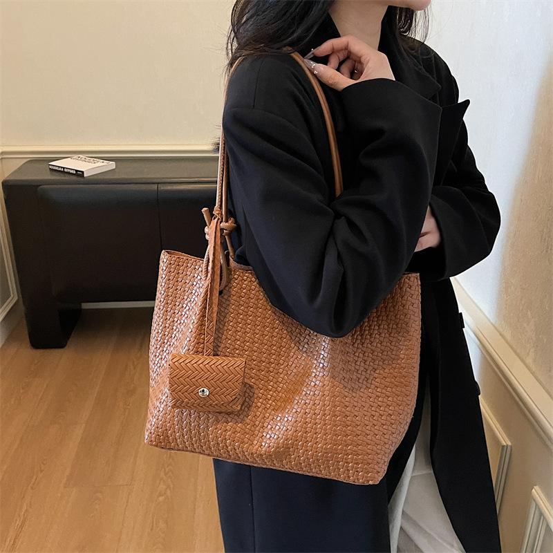 Large Capacity Bag Women's Autumn and Winter 2025 New Versatile Retro Shoulder Bag Casual Premium Texture Commuter Tote Bag