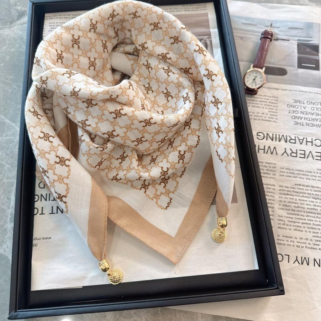 Retro Bohemian Style Warm Square Scarf with Magnetic Buckle Triangular Scarf Scarf for Women's Spring, Autumn, and Winter Necklaces