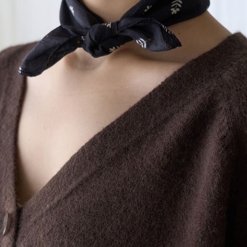 JULIAPEPE Casual Point Scarf (Black)