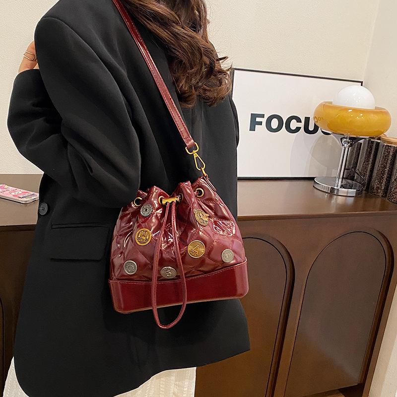 

2025 осень и зима новый модный тренд ретро сумка-ведро женская на плечо через плечо изысканная 21*9*20 бордовый