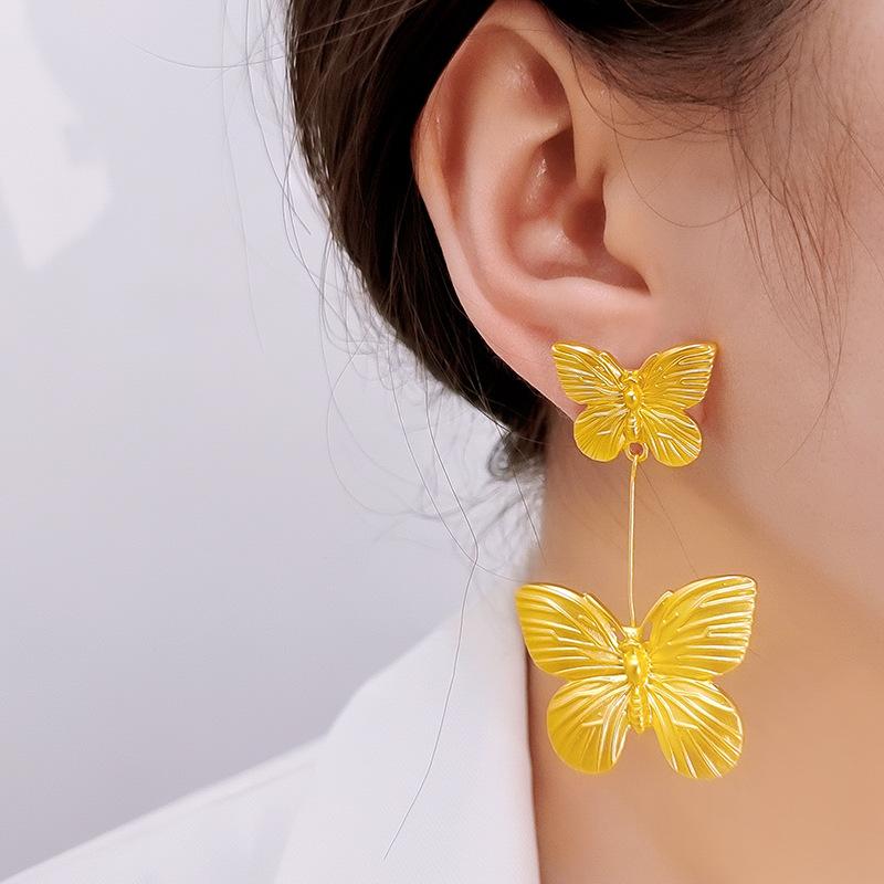 The niche design of the plain gold double butterfly earrings is exquisite, individualistic, exaggerated and high-end