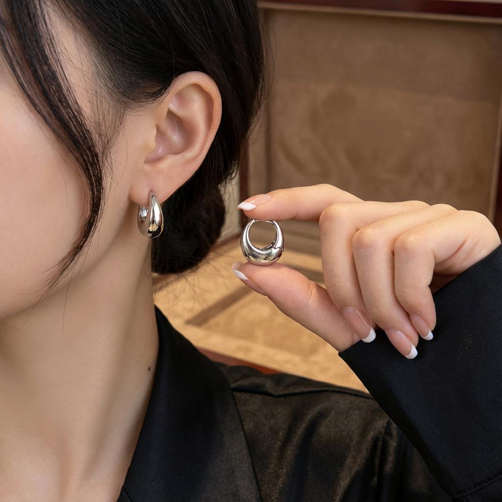 Elegant French Hoop Earrings: High-End Light Luxury Circle Copper Design for Women