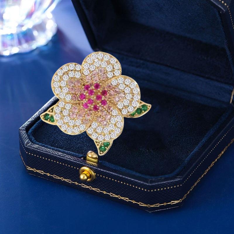 

Элегантная цветная камелия магнитная брошь женская высокая чувственность нишевый корсаж универсальный костюм пальто аксессуары праздничные подарки Electroplated real gold золотой