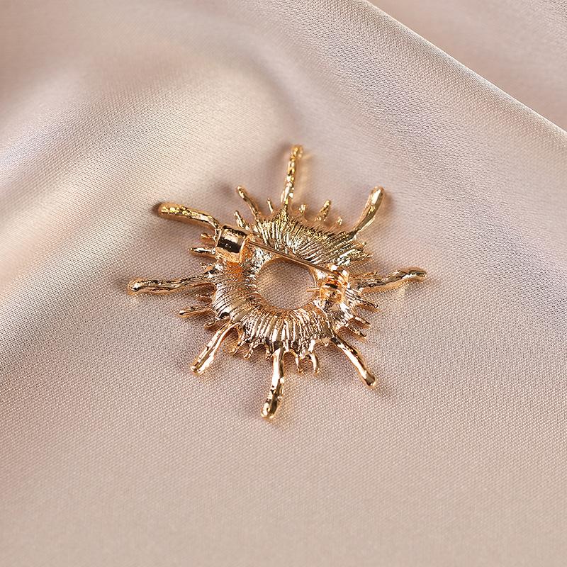 Retro Alloy Sun God Badge Brooch, High-end, Light Luxury, Niche and Exaggerated Brooch, Women's Baroque Corsage