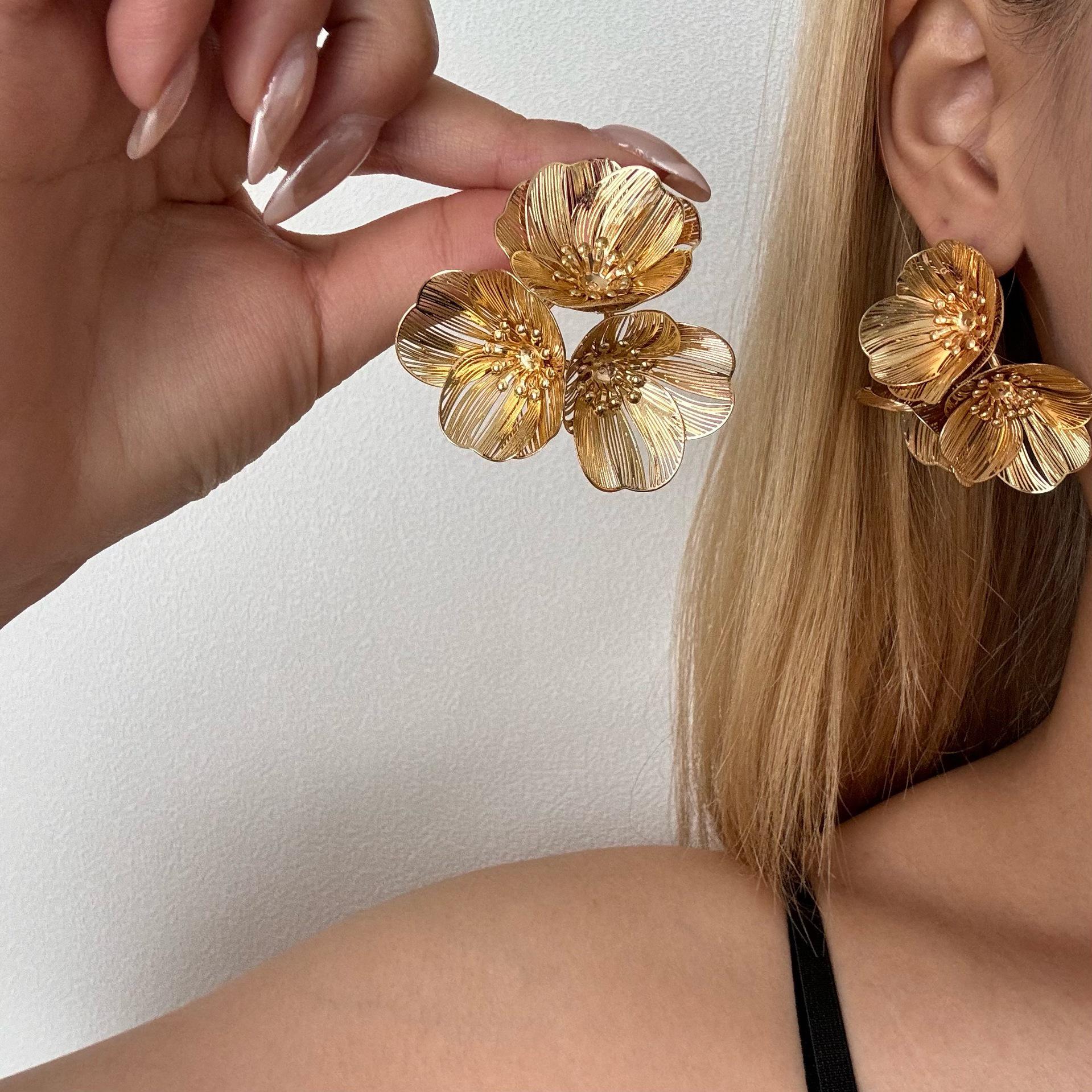 Elegant Hollow Ginkgo Leaf Stud Earrings - High-End Fashion Statement for Evening Banquets.