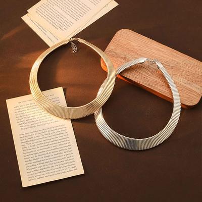 Una Collana alla Moda e Versatile per la Clavicola e una Collana con uno Stile Osso di Serpente Freddo