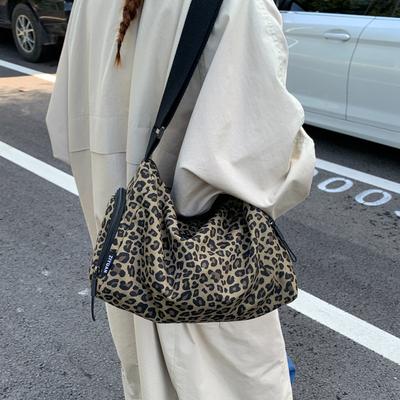 Bolsa pequena estilo estrangeiro estampa de leopardo Spice Girl moderna nova bolsa de lona bolsa de ombro bolsa de mensageiro de ombro com três barras nicho moderno