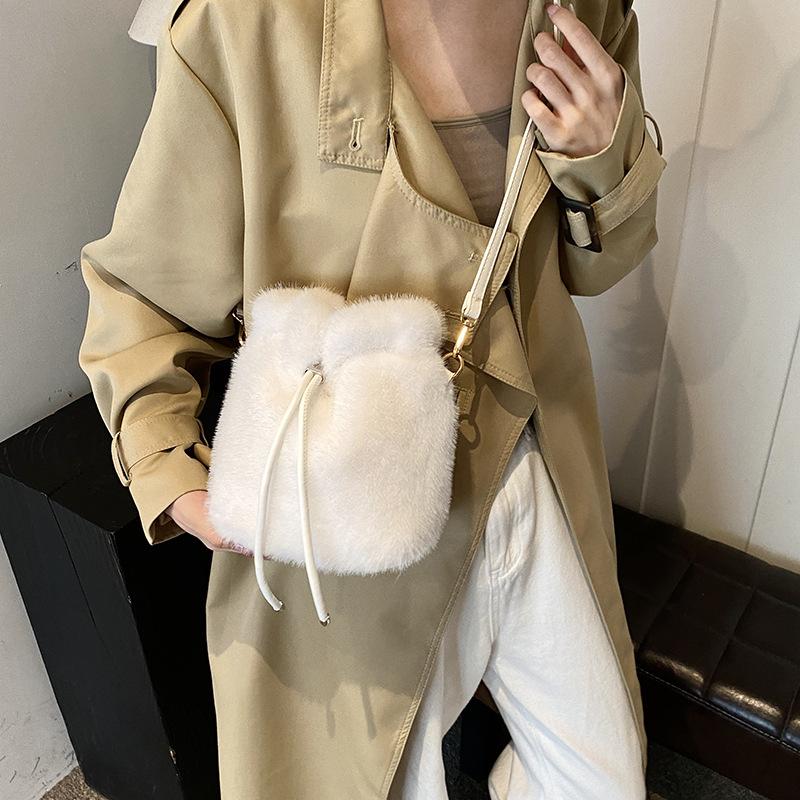 

2025 новая сумка-ведро новая женская на плечо через плечо цепочка модная и милая универсальная плюшевая в национальном стиле сумка на удачу 16*13*21 белый