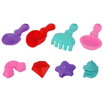 Set aus Sandschaufeln und Formen Kristalle