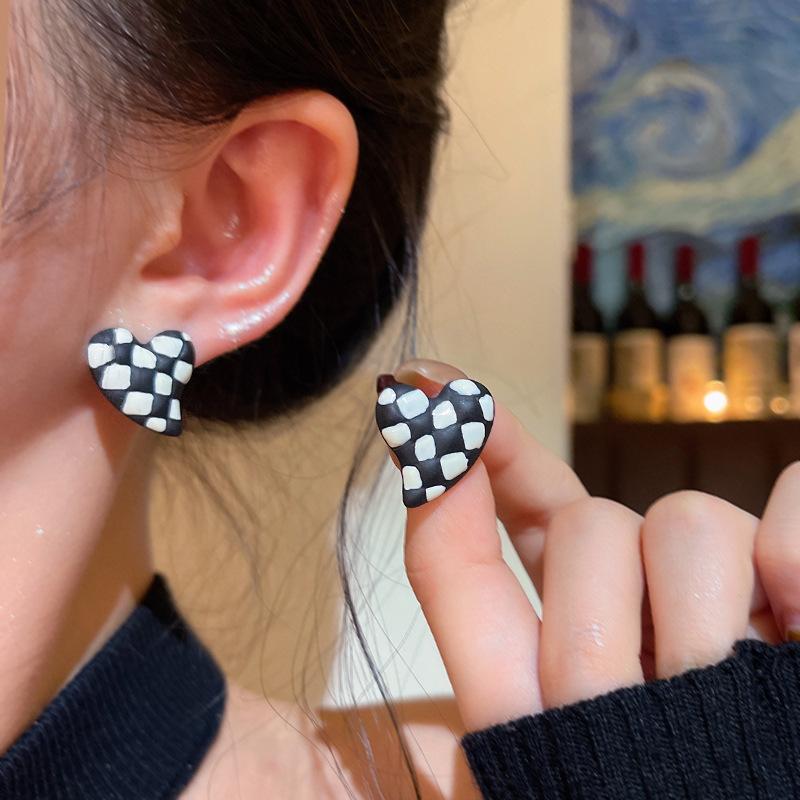 

Pink love stud earrings female niche temperament high-end earrings gentle and sweet versatile small ear jewelry