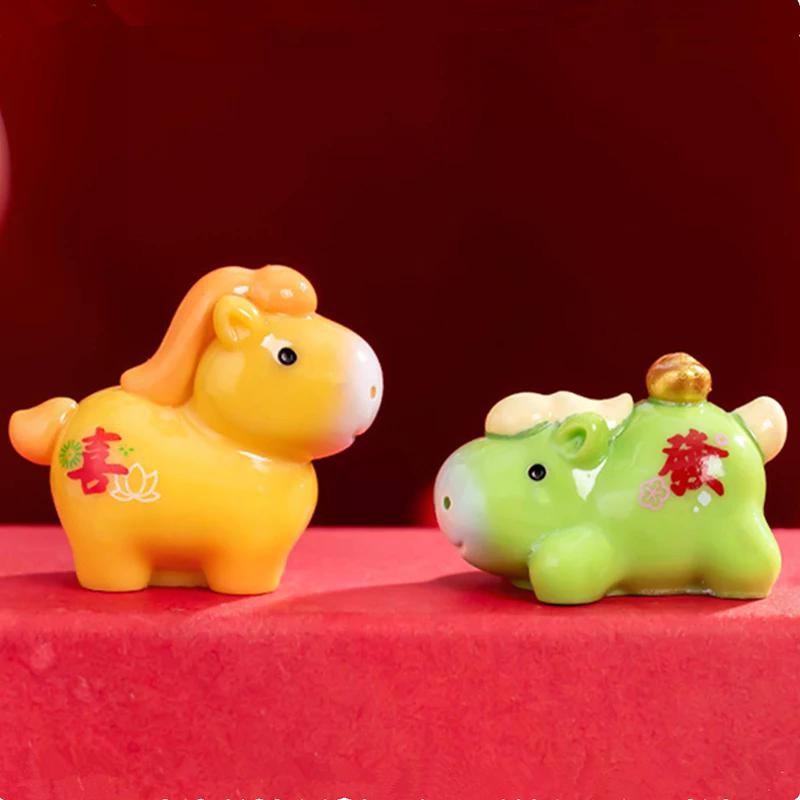 2026 Jahr des Pferdes Miniatur-Ornamente Tierkreiszeichen Cartoon Glückliches Pony DIY Auto Dekoration Frühlingsfest Büro Schreibtisch Dekor Ornamente
