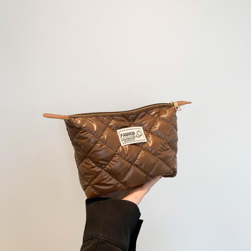 Elegant Handheld Quilted Makeup Pouch For Girls With Soft Pu Material And Trendy Design