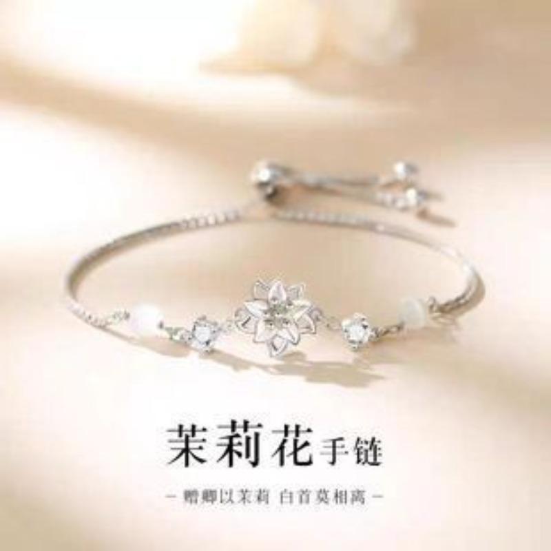 Cool Pull Temperament Winter Snowflake Exquisite Light Luxury Niche Design Zircon High-End Jewelry Adjustment Fashion Bracelet