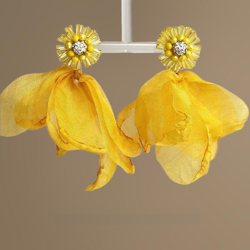 Small fresh yellow mesh flower earrings summer sweet light luxury stud earrings vacation style high-end earrings