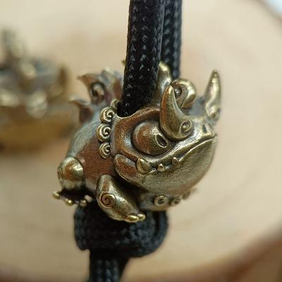 צפרדע קרנפית חרוזי פליז לסכין אביזרי EDC לשימוש יומיומי וחיצוני חבל פאראקור צמידים בעבודת יד אביזרים חבל למטריה שרוך ארוג תליונים