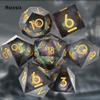 7 szt. czarnych płynących piaskowych złotych liczb ostrych krawędzi żywicy kostki wielościenne odpowiednie do gry RPG w planszówce