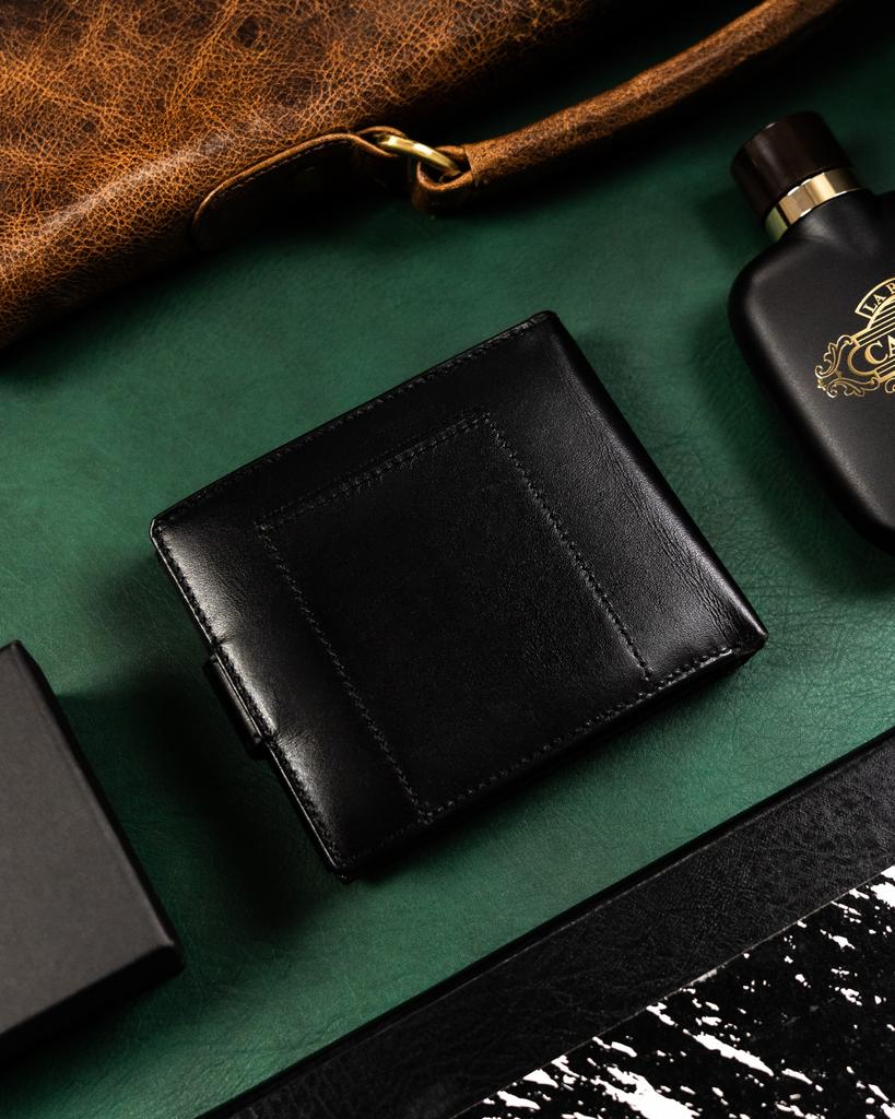 Gift Set: Men's Leather Wallet and Keychain - Peterson