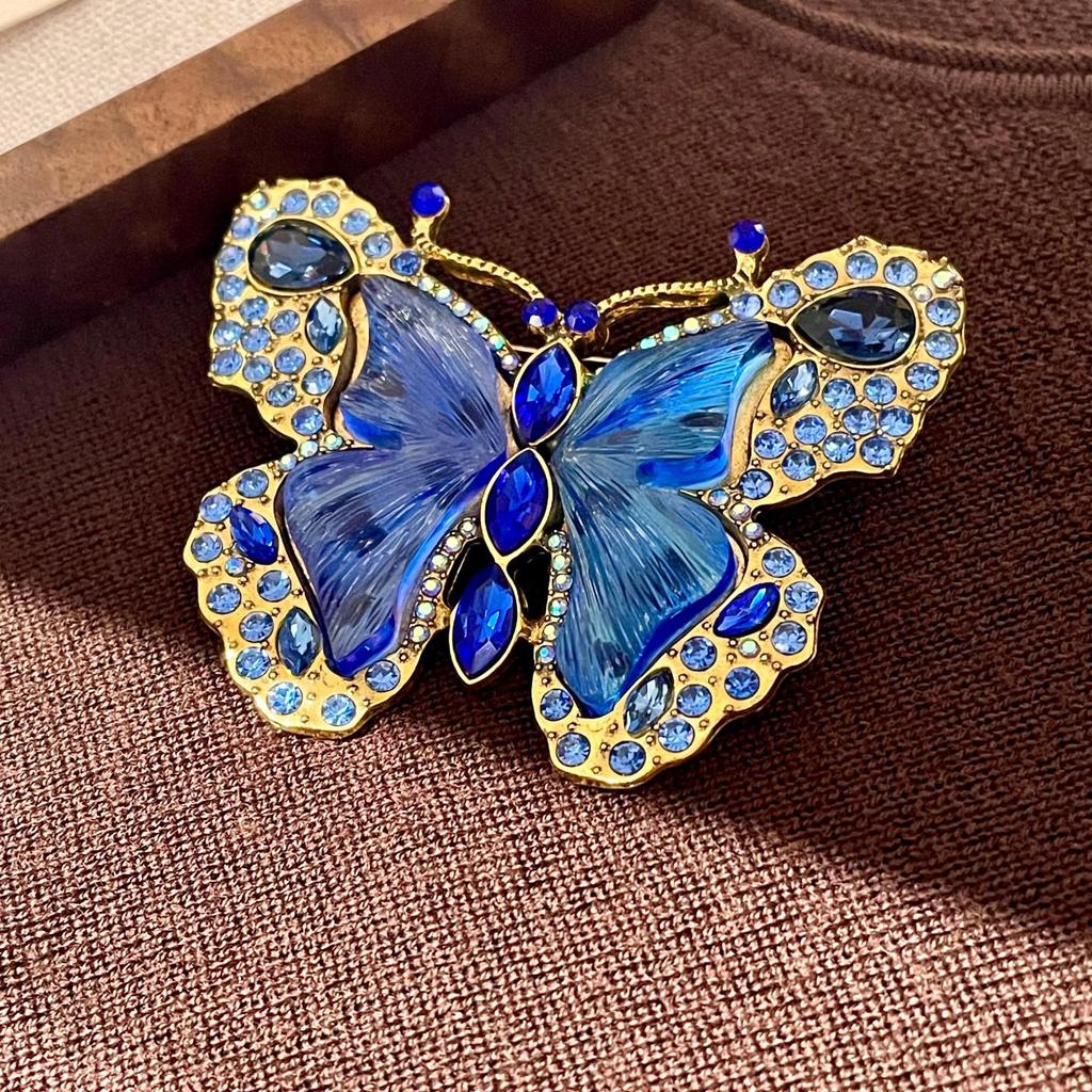 British Style Metal Eyeglasses Brooch - Unisex Retro Woolen Coat Accessory for Women