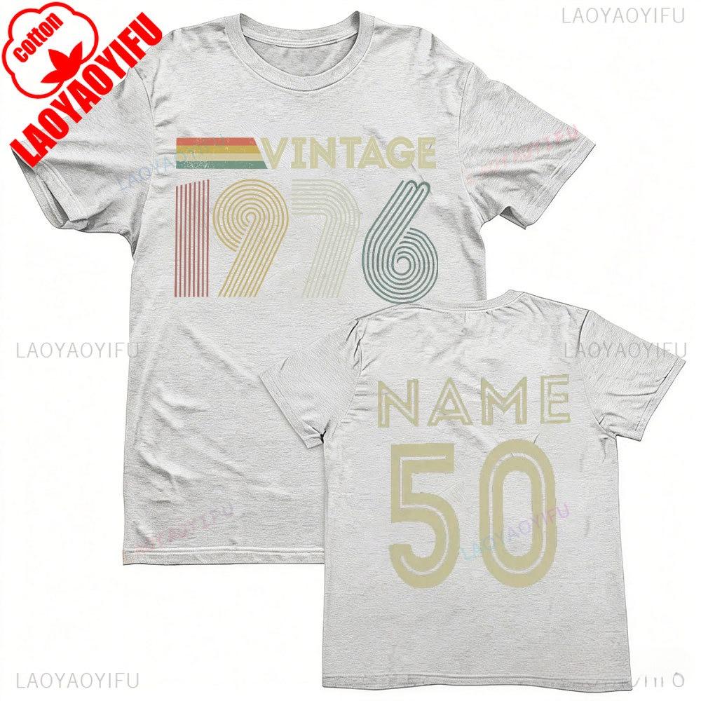 Koszulka na 50. urodziny z 1976 roku z personalizacją na 2026 rok. Pomysł na prezent z własnym imieniem. Letnie, oddychające koszulki. Nostalgia, retro.
