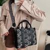 Borsa a tote in denim con bordo grezzo borsa a mano da donna