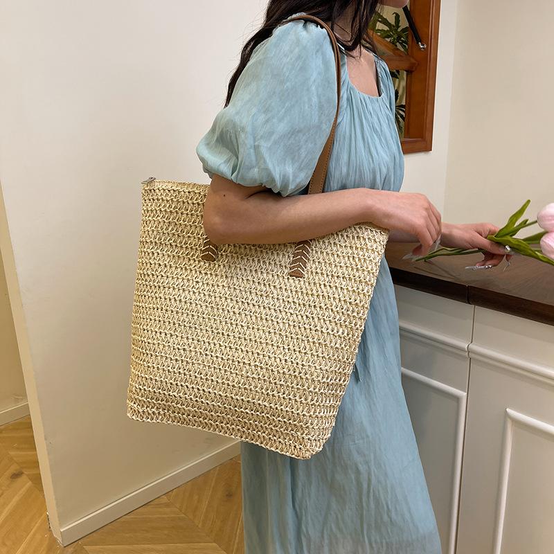Summer large-capacity straw woven bag women's 2025 new foreign-style commuter shoulder bag seaside beach woven tote bag