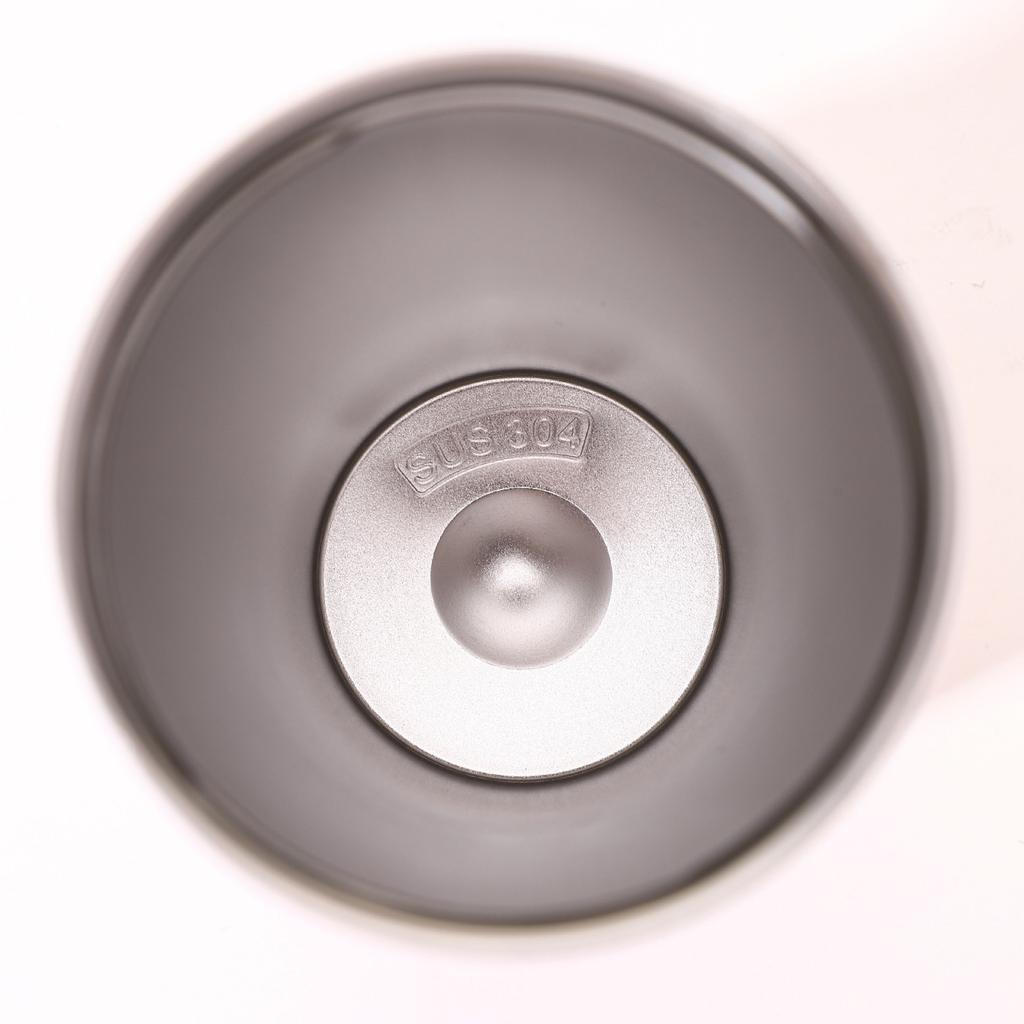 Isolierbecher aus Edelstahl, schlicht und modisch, geeignet zum Kaffeetrinken, tragbar für den Außenbereich und kann getrage