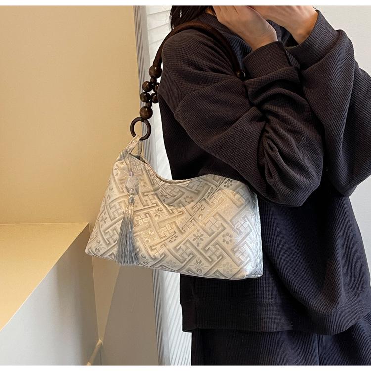 2025 Women's Embroidered Chinese-Style Shoulder Bag: Autumn/Winter Versatile Baguette