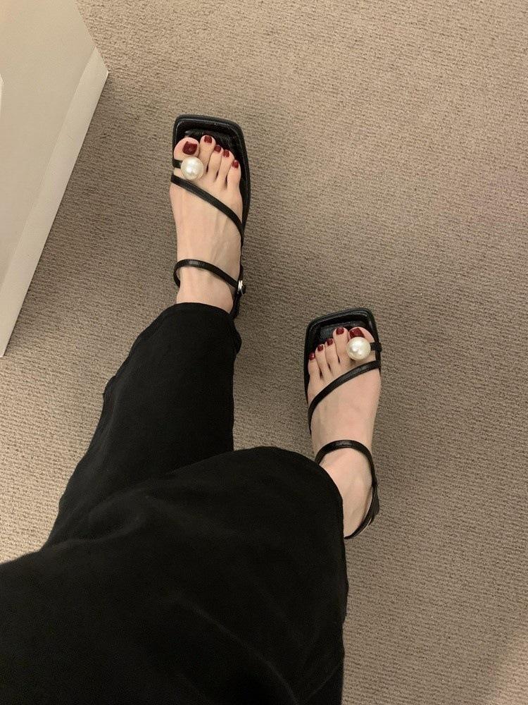 Premium sense pearl set toe silver sandals women's summer 2025 new one-word buckle strap beautiful fairy shoes