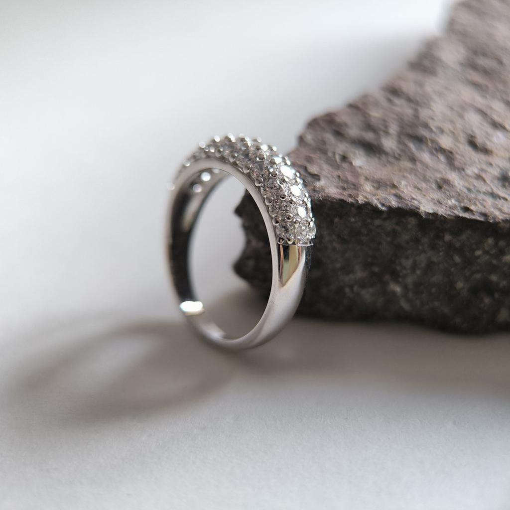 Серебряное кольцо с фианитами, вес изделия 4,2 гр (2207474)
