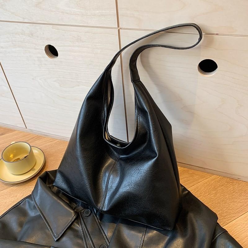 Geräumige Schwarze Pu-Tragetasche Für Damen Mit Schickem Streetstyle Und Elegantem Design